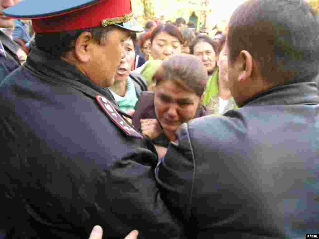 Женщина, у которой близкий человек сидел на скамье подсудимых, не смогла войти.  - Женщина, у которой близкий человек сидел на скамье подсудимых, после безуспешных попыток зайти во внутрь здания расплакалась от отчаяния. 