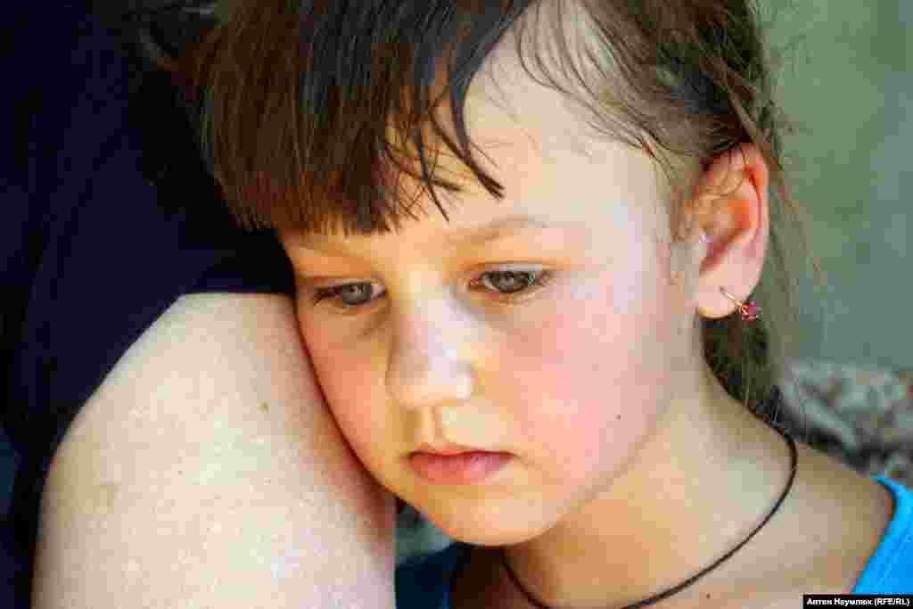 Эвелина Джеппарова. Ей шесть лет. Ее отца арестовали по подозрению в участии в &quot;Хизб ут-Тахрире&quot; после того, как он не согласился работать на ФСБ. Ему грозит 10 лет лишения свободы.