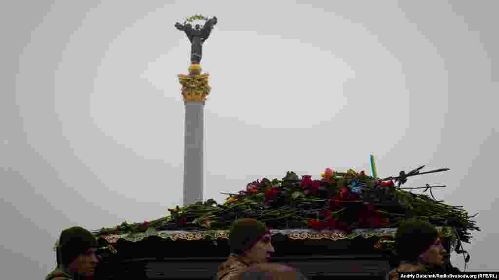 Сьогодні українці попрощалися із 7 військовими, які загинули 29&ndash;30 січня поблизу Авдіївки від осколкових поранень. Серед них, зокрема, бійці 72-ї механізованої бригади: капітан Андрій Кизило, молодший сержант Володимир Бальченко, солдат Дмитро Оверченко і сержант Володимир Крижанський. Київ, 1 лютого 2017 року ФОТОГАЛЕРЕЯ