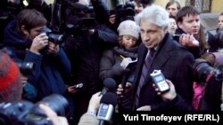 С журналистами, ожидавшими Юрия Лужкова у Следственного комитета, поговорил только его адвокат Генри Резник