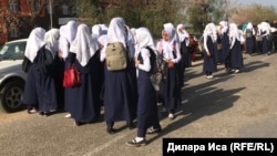 Чымкенттеги окуучу кыздар мектепке кире албай турушат. 