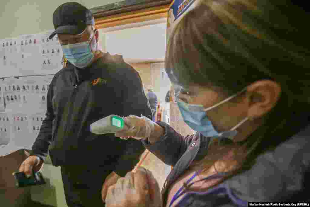 На вході до дільниці у селі Плесецьке, Київської області, здійснюють температурний скринінг&nbsp;&nbsp;