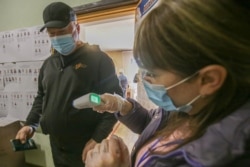 Вимірювання температури на виборчій дільниці у Києві. 25 жовтня 2020 року