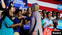 Хиллари Клинтон шайлоо өнөктүгүн  жүргүзүүгө  катышып жаткан  ыктыярчылар менен.  Түндүк  Каролина, 25-июль,  2016-жыл. 