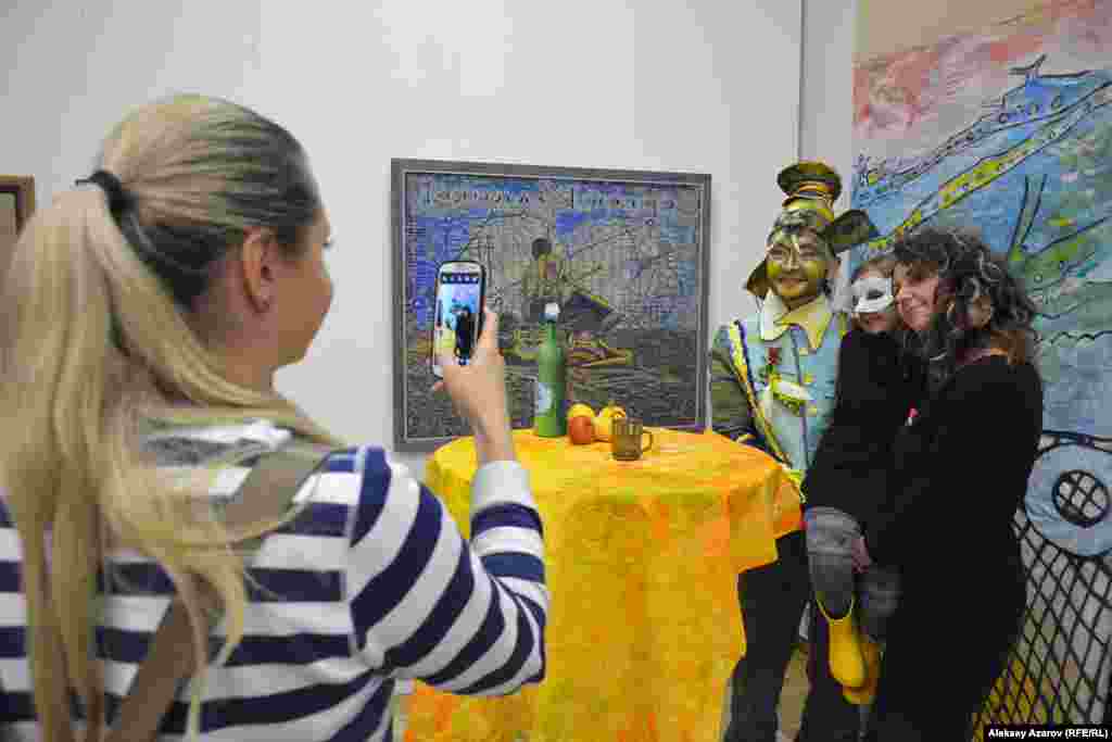 Архитектор, дизайнер и визажист Лариса Стародубцева организовала в рамках &laquo;Ночи в музее&raquo; проект &laquo;В гости к Сергею Калмыкову&raquo;. Участники проекта были преображены на основе картин легендарного алматинского художника. С ними охотно фотографировались посетители.