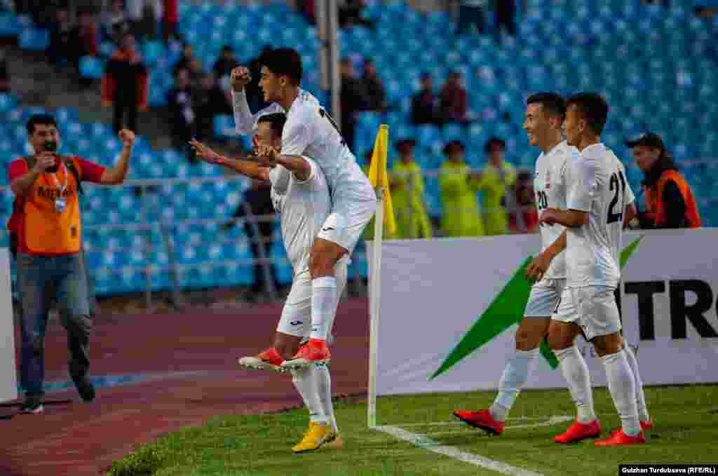 Биринчи таймдагы Турсунали Рустамовдун голу Кыргызстандын курама командасынын күйөрмандарын толкутту. &nbsp; 