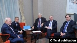 Դեսպաններ Իգոր Պոպովը (Ռուսաստան), Ստեֆան Վիսկոնտին (Ֆրանսիա), ԵԱՀԿ գործող նախագահի անձնական ներկայացուցիչ Անջեյ Կասպշիկը, ՀՀ ԱԳ նախարար Զոհրաբ Մնացականյանը և դեսպան Էնդրյու Շոֆերը (Միացյալ Նահանգներ), Երևան, արխիվ