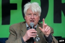 Британиянын азыркы премьеринин атасы Стэнли Жонсон (Stanley Johnson) Лондондун Трафалгар аянтында климаттык өзгөрүүлөрдү чектөөнү талап кылган нааразылык жыйынында. 2019-жылдын 9-октябры.