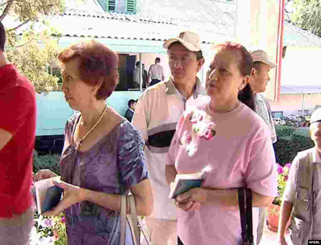 2 млн. 872 миң 181 шайлоо бюллетендери басылып, участкалык шайлоо комиссияларына жеткирилди - Kyrgyzstan - Day of presidential elections in Kyrgyzstan. 23July2009