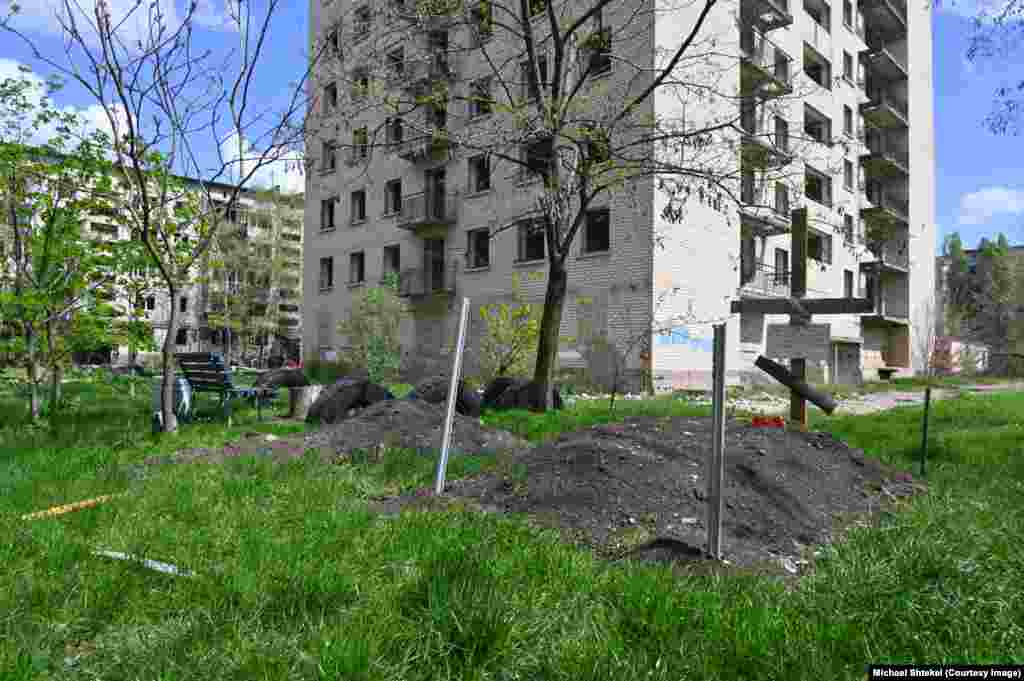 А для кого-то родной двор стал и последним убежищем. Некоторые районы города расположены очень близко к передовой