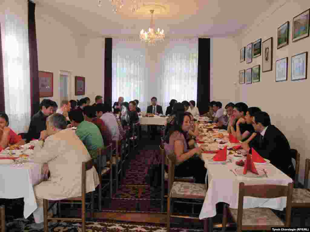 Во время поминального вечера.  - Поминальный вечер, посвященный жертвам трагических событий на юге Кыргызстана в июне 2010 г., был проведен 10 июня 2011 г. в Кыргызском посольстве в г.Берлин (ФРГ). Фото Т.Чоротегина. Радио “Азаттык”. 