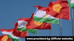 Кыргызстандын жана Тажикстандын мамлекеттик туулары.
