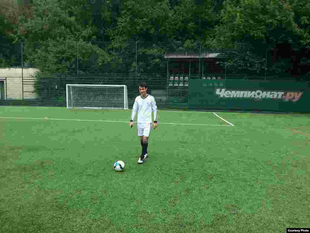 Наврӯз Одинаев, дар Фархори дурдаст ба дунё омадааст, вале имсол зодрӯзу ҷашнашро дар Маскав таҷлил мекунад. Ин Наврӯзро, ки 23 марти соли 1988 таваллуд шудааст, падараш бо муҳаббати зиёд нисбат ба ин ид ном ниҳодааст. Наврӯз, ки ҳоло дар Маскав ба ҳайси ошпаз кор мекунад, аз падараш сипосгузор аст, ки чунин номи хубро ба ӯ додааст. Мегӯяд, ки барои Наврӯз ва зодрӯзаш ҳар сол ин моҳро интизор мешавад. Бо рафиқонаш дар Одноклассники ҳаст ва аз байни чандин нафар розӣ шуд, яке аз ҳафт Наврӯз бошад. Агар шумо ҳам Наврӯз ном доред, як акси хуби худро бо посух ба ин суолҳо бифристед: Шуморо кӣ Наврӯз ном гузошт? Кай ва дар куҷо таваллуд шудаед? Оё номатон ба худатон писанд аст? Наврӯзро ҷашн мегиред? Аксу иттилоъро ба имейли мо ба tajik@rferl.org бифристед Худро дар инҷо хоҳед дид дар сафи Наврӯзҳои дигар: /media/photogallery/25302233.html?nocache=1 