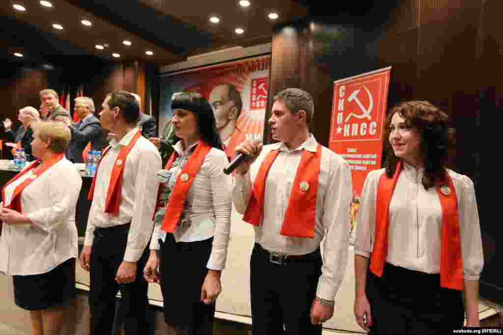 Вовковиська самодіяльність співає &laquo;И вновь продолжается бой&raquo; 