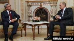 Президенты Армении и России - Серж Саргсян (слева) и Владимир Путин, Москва, 25 октября 2011 г.