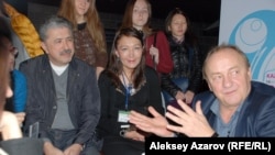 Во время неформального общения на книжном форуме с Янушем Леоном Вишневским, известным польским писателем. Алматы, 14 ноября 2014 года.