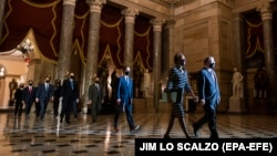 Члены Палаты представителей переходят в помещение Сената, куда несут текст Статьи об импичменте для её дальнейшего рассмотрения в Сенате. 25 января 2021