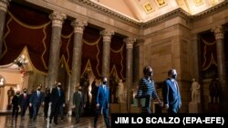 АКШ Өкүлдөр үйүнүн импичмент жетекчилери Сенаттын жыйын залына импичмент тууралуу беренени алып келүүдө. 2021-жылдын 25-январы.
