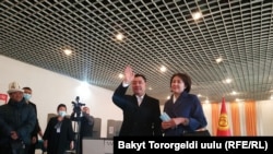 Президенттикке талапкер Садыр Жапаров жубайы менен Бишкектеги №1053 шайлоо участогунда добуш берген учуру. 10-январь, 2021-жыл. 