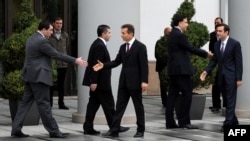 Президент Саакашвили "Грузин кыялы" коалициясынын лидери Бидзина Иванишвили  менен жолугууда. 9-октябрь, 2012. 