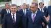 Мэр города Ташкента Джахонгир Артыкходжаев (справа) с президентом Узбекистана Шавкатом Мирзияевым.