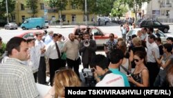 Почти месяц прошел с тех пор, как сменились городские власти, однако баталии между представителями оппозиции и правящей партии вокруг темы насильственного увольнения старых сотрудников мэрии продолжают оставаться их основным «занятием»