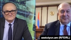 Президент Армении Армен Саркисян (справа) дает интервью директору Радио Азатутюн Грайру Тамразяну, 19 апреля 2020 г.