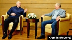 Александр Лукашенко (слева) и Владимир Путин