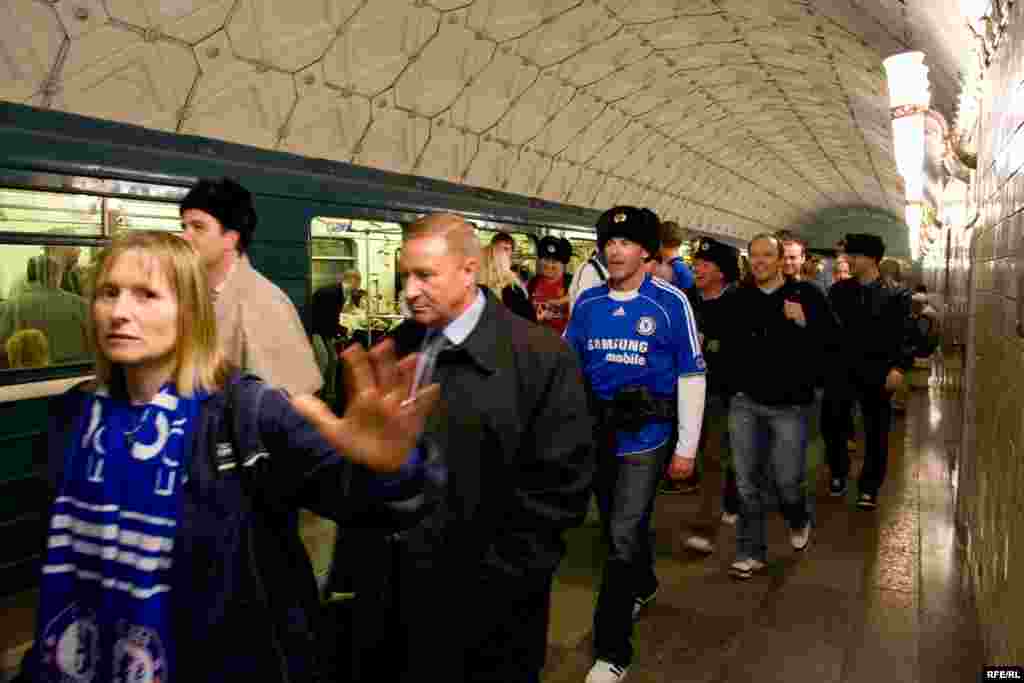 Болельщики на пути к стадиону Лужники