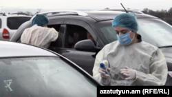 Բուժաշխատողները Էջմիածին քաղաքի մուտքի մոտ չափում են քաղաքացիների ջերմությունը, 16-ը մարտի 2020թ.