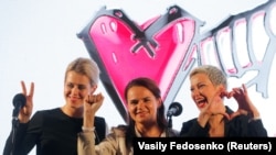 Президенттикке талапкер Светлана Тихановская (ортодо) жана аны колдогон өнөктөштөрү Мария Колесникова менен Валерия Цепкало. 30-июль, 2020-жыл.