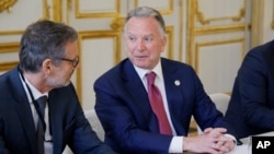 Германиянын улуттук коопсуздук боюнча кеңешчиси Йенс Плетнер жана АКШнын атайын өкүлү Стив Уиткофф Париждеги Елисей сарайында. 
 17-апрель, 2025-жыл.