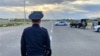Полиция Жамбыл облусундагы №28349 аскер бөлүгүнө баруучу жолду тосуп турат. 27 -август, 2021 -жыл