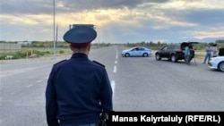 Полиция Жамбыл облусундагы №28349 аскер бөлүгүнө баруучу жолду тосуп турат. 27 -август, 2021 -жыл