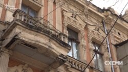 На фігурній ліпнині подекуди не вистачає шматків, а з-під даху відвалилися шматки стін, оголивши внутрішні шари будівлі