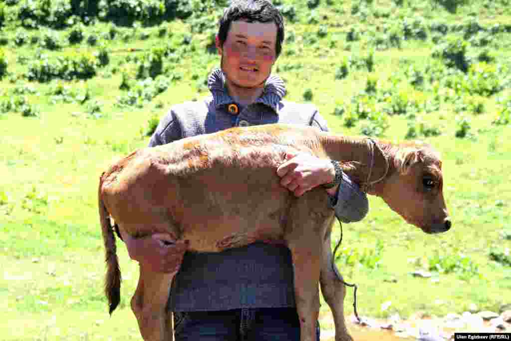 Күзүндө үйлөнөм деген Канат үлпөттө жубайын көтөрүш үчүн эмитен музоо менен машыгып жатат.&nbsp;