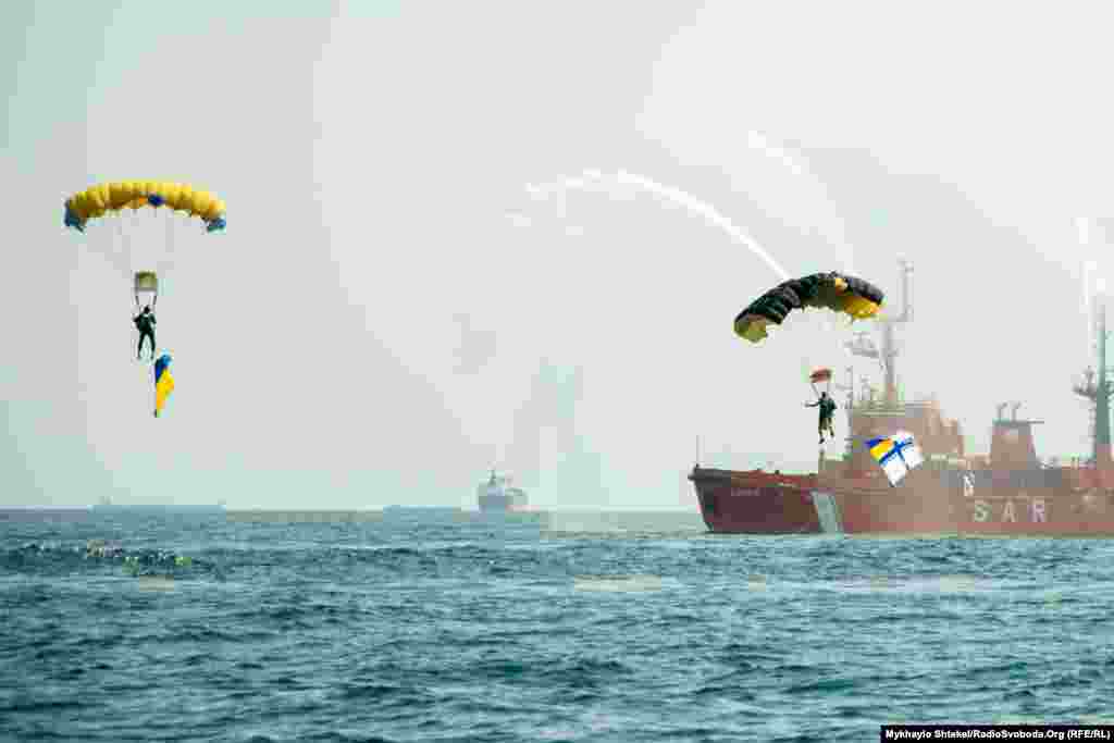 Украинанын десанттары Кара деңиздеги Одесса портунда эгемендик күнүнө арналган иш-чарада.