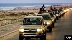 ИМ тобу Ливиянын Сирт шаарында жүргөнүнүн чагылдырган пропагандалык видеосунан алынган сүрөт.