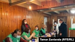 Одна з виборчих дільниць у Грузії, 30 жовтня 2021 року