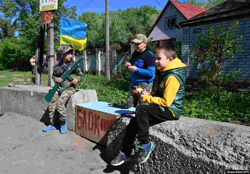 Місцеві діти в Харківській області встановили &laquo;блокпост&raquo;.&nbsp;5 травня 2022 року