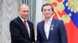 Президент России Владимир Путин и российский актер Сергей Безруков