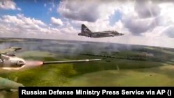 Орусиялык Су-25 аскердик учагы Украинанын аймагына сокку урууда. Иллюстрациялык сүрөт