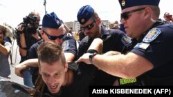 Будапешттеги жүздөгөн адамдардын митингинин катышуучуларын кармоо учуру. 12-июль, 2022-жыл.