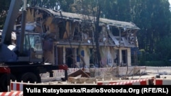 Украинанын Днепр шаарындагы чабуулга кабылган имарат.  16-июль, 2022-жыл.