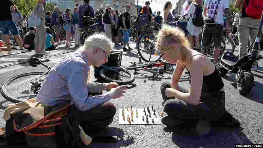 18-июлда Будапешттин Маргит көпүрөсүндө КАТА деп аталган жөнөкөйлөштүрүлгөн салык режиминин өзгөрүшүнө нааразы болгон велосипед курьерлери жол кыймылын бууп салышкан. Алар өзгөртүүлөр чакан бизнеске зыян келтирип, жүз миңдеген адамга таасирин тийгизерин айтып чыгышкан. (Ворос Силард, RFE/RL)