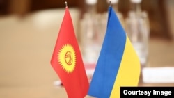 Кыргызстан менен Украинанын желеги. Иллюстрация
