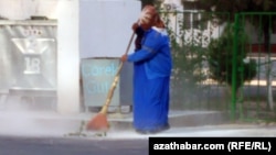 Türkmenabadyň 5-6 ýyl bäri arassalanmadyk böleklerinde hem arassaçylyk we abatlaýyş işleri geçirilýär. (Arhiw suraty)