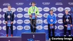 Жеңүүчүлөрдү сыйлоо аземи. Кадеттер арасында Дүйнө чемпионаты. 65 килограмм.  (Солдон оңго) - Мария Пантури (күмүш), (Румыния), Анжу Сато (алтын), (Жапония), Жаркынай Нурлан кызы (коло), (Кыргызстан) жана Река Жулай Ван Ос (коло), (Нидерланддар). Рим, Италия. Сүрөт uww.org 
