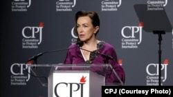 Алсу Курмашева сыйлык тапшыруу аземинде.