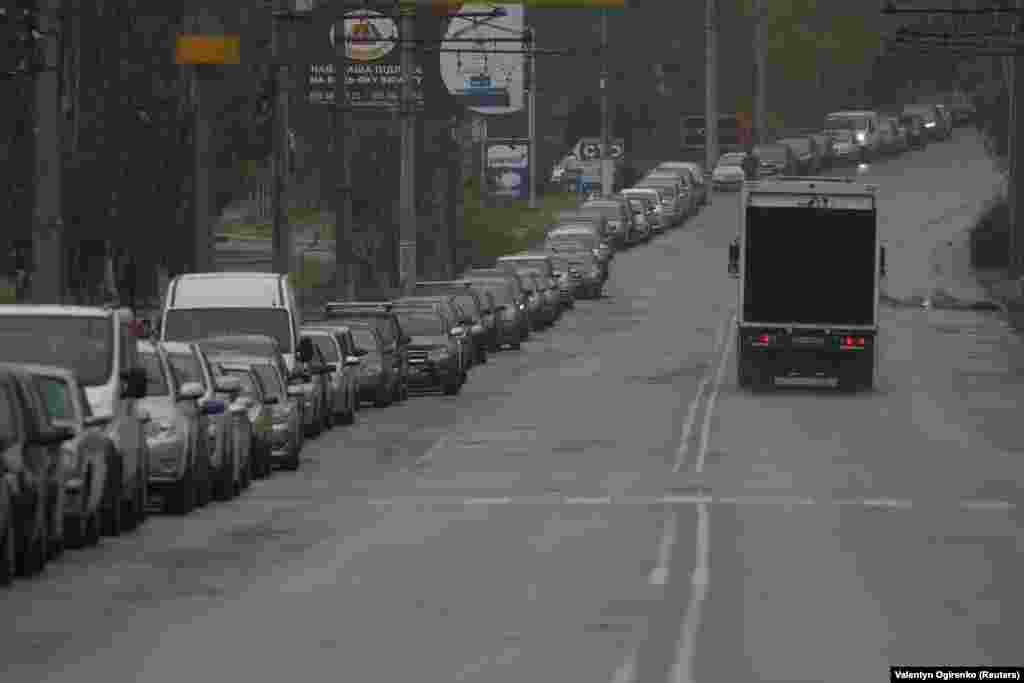 Вереница машин в очереди на заправку